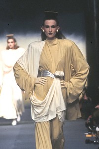 6_mugler-fw-1983-7_html.thumb.JPEG.5611d5834394bdb35ac985d497e91419.JPEG