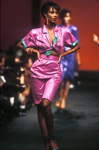 6_thierry-mugler-ss-1985-20_html.thumb.JPEG.4fed8757ddaa22988d4a2aff811aa3d2.JPEG