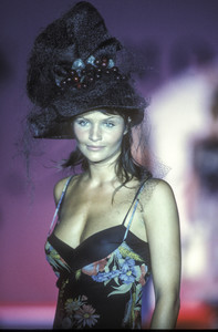 7_blumarine-ss-1994-8_html.thumb.JPEG.bf5df81c0cd077fbc3dbd85dd01a96ba.JPEG