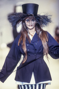 7_karl-lagerfeld-ss-1993-8_html.thumb.JPEG.8ed677a2a8aeb398cbf1b99454bcec20.JPEG