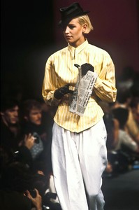 7_thierry-mugler-ss-1985-21_html.thumb.JPEG.a2b38ee73efa2eb3290e5a88926cb831.JPEG