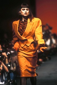 7_thierry-mugler-ss-1985-8_html.thumb.JPEG.0b28db276b0f492ef632b4b4120a336a.JPEG
