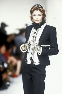 7_valentino-fw-1993-8_html.thumb.JPEG.e44dc555c86de9f88eeed663f73482c6.JPEG