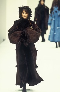 8_fendi-fw-1993-9_html.thumb.JPEG.4ab9c66e56b1c66b5e008d1f2b44d47a.JPEG