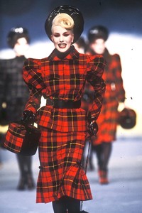 8_mugler-fw-1983-25_html.thumb.JPEG.31cf34a5b3cb4a110335e900ef7b0a59.JPEG