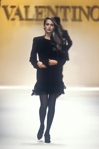 8_valentino-fw-1992-7_html.thumb.JPEG.dc40e14b172d349cf72c7de1048eaf2c.JPEG