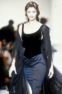 8_valentino-fw-1993-9_html.thumb.JPEG.1a5dc3c3b6a7e181ff75289932fdbb6e.JPEG