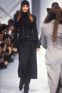 9_karl-lagerfeld-fw-1993-10_html.thumb.JPEG.439d1492bcfaa90af17804670ae84ec4.JPEG