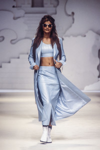 9_karl-lagerfeld-ss-1993-10_html.thumb.JPEG.29369fa592e84a3f1733dfd2ef30e40d.JPEG