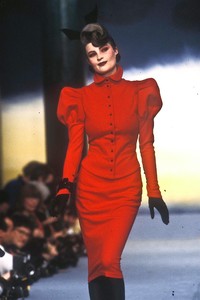 9_mugler-fw-1983-26_html.thumb.JPEG.42862df232955c1196aa51ed4efc1cfc.JPEG