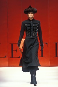 9_valentino-hc-fw-1993-10_html.thumb.JPEG.fa1d9829e21c7e6c5a2045cd323b1a31.JPEG