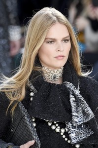 Anna-Ewers-bei-der-Modenschau-von-Chanel-HerbstWinter-2016.thumb.jpg.c4ec9e19f8ddb8ae3b825e8071b099b5.jpg