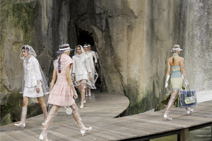 Chanel-RTW-SS18-Paris-1822-1507029063-mediumbigthumb.thumb.jpg.311a7a828d8cc218873380e7e3da1e7b.jpg