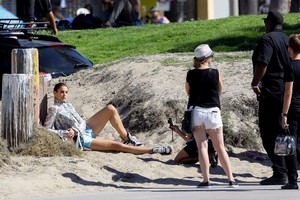 Cindy-Crawford--Photoshoot-on-Santa-Monica-Beach--03.thumb.jpg.1c64edd157cbb733481f7c9a9de7cc4e.jpg