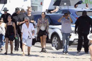 Cindy-Crawford--Photoshoot-on-Santa-Monica-Beach--07.thumb.jpg.cd45d1f89a31b792e3009ba297ac598d.jpg