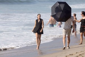 Cindy-Crawford--Photoshoot-on-Santa-Monica-Beach--09.thumb.jpg.051a0fe7636964481b1749ae947cfb9d.jpg