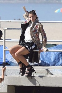 Cindy-Crawford--Photoshoot-on-Santa-Monica-Beach--14.thumb.jpg.5089428f39c41f64b0f312e1b5f1a216.jpg