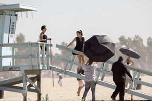 Cindy-Crawford--Photoshoot-on-Santa-Monica-Beach--25.thumb.jpg.8c427009c4178006de39efb0cfb266ab.jpg