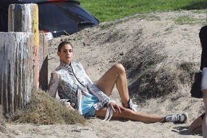 Cindy-Crawford--Photoshoot-on-Santa-Monica-Beach--36.thumb.jpg.c2cfa681b17e19e51cbb0a6ac835b4f6.jpg