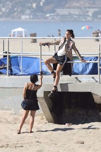 Cindy-Crawford--Photoshoot-on-Santa-Monica-Beach--37.thumb.jpg.1ccfe05e0a4546a5e83730b6775f77ef.jpg