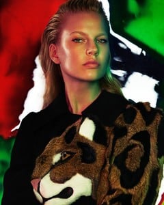Grazia-Italy-Elisabet-Erm-Xavi-Gordo-1.thumb.jpg.3cfebb66651dc4c5905f4486ac1e516c.jpg