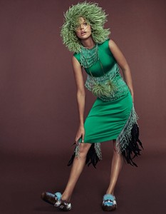 Grazia-Italy-Elisabet-Erm-Xavi-Gordo-3.thumb.jpg.1309b81feb846926da9ce32a64afc18d.jpg