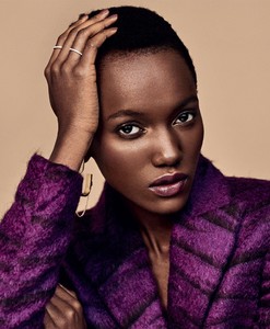 Harpers-Bazaar-Herieth-Paul-by-Caleb-Gladys-5.thumb.jpg.d15d7709cd3a13acdd26506ad7371a28.jpg