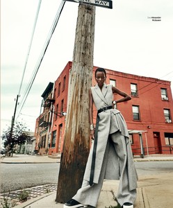 Harpers-Bazaar-Herieth-Paul-by-Caleb-Gladys-7.thumb.jpg.4f5c25004d840e2aa9852be8eefa7800.jpg