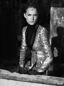 Harpers-Bazaar-Netherlands-Valentine-Bouquet-Zoltan-Tombor-7.thumb.jpg.85569c2477c38d4dff245d0efcbd7b5a.jpg