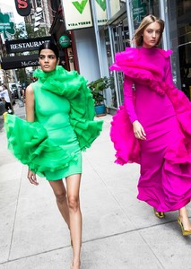 Harpers-Bazaar-New-York-Fashion-Week-in-Real-Life-1-3.thumb.jpg.2cd354b46e70191a4224e8d6ad6b0986.jpg