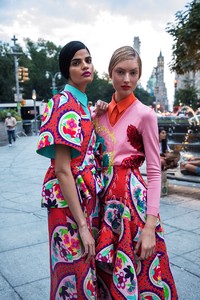 Harpers-Bazaar-New-York-Fashion-Week-in-Real-Life-6.thumb.jpg.71db51cdde9166c6cd97a84e82f32c73.jpg