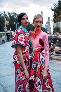 Harpers-Bazaar-New-York-Fashion-Week-in-Real-Life-6.thumb.jpg.bf00eb4258a615b87889877ca8fdaa4c.jpg