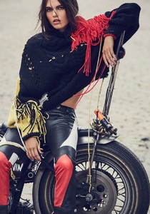 Harpers-Bazaar-Turkey-October-2017-Lily-Stewart-Dean-Isidro-1-2.thumb.jpg.a06786c811b6b50d36eddc0991a8daba.jpg