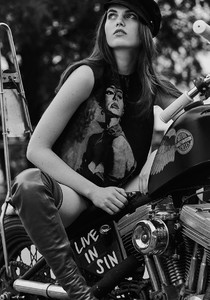 Harpers-Bazaar-Turkey-October-2017-Lily-Stewart-Dean-Isidro-9.thumb.jpg.f39e4a24e935b99e3d480f1628148541.jpg
