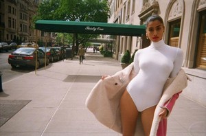 Imaan-Hammam-by-Theo-Wenner-for-Self-Service-FW-2017-17-760x504.thumb.jpg.6a890e988fcea1f839ced0a915fedbdb.jpg