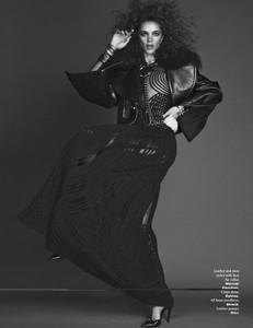 Jena-Goldsack-Model02.thumb.jpg.d1789469e14ba7a15b740233273e649d.jpg