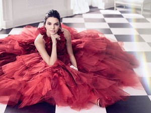 Kendall-Jenner-Estee-Lauder-Holiday-2017-Campaign01.thumb.jpg.2d4a57ded7ed500eb0fde5835153fbe7.jpg