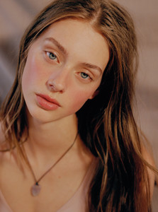 Lauren-de-Graaf-by-Annie-Lai-for-Wonderland-Autumn-2017-2.thumb.jpg.b013946815f41bccd134f3b15cc02b11.jpg