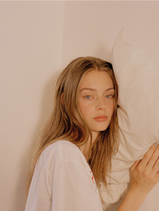 Lauren-de-Graaf-by-Annie-Lai-for-Wonderland-Autumn-2017-3.thumb.jpg.4261823266f8d565493d8204c0df8933.jpg