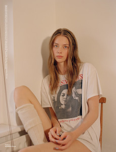 Lauren-de-Graaf-by-Annie-Lai-for-Wonderland-Autumn-2017-5.thumb.jpg.b3af146ad8a4b1b514a5b46badd11765.jpg