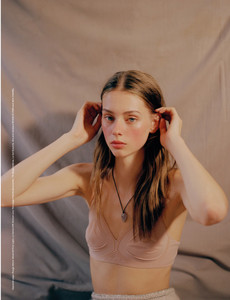 Lauren-de-Graaf-by-Annie-Lai-for-Wonderland-Autumn-2017-6.thumb.jpg.ecad58adec4630196957647c12d1a399.jpg