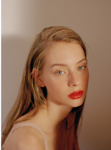 Lauren-de-Graaf-by-Annie-Lai-for-Wonderland-Autumn-2017-7.thumb.jpg.970e761503669a034279d2e3eb653ba2.jpg