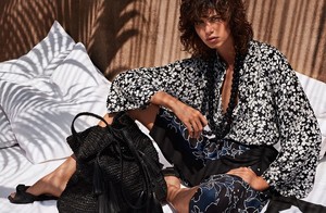 Michael-Kors-Resort-2018-Campaign02.thumb.jpg.53b8291ba033a2f6c85f6c50e06bb568.jpg