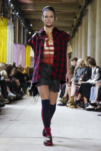 Miu-Miu-RTW-SS18-Paris-8228-1507042431-bigthumb.thumb.jpg.5d4dfb3b9540424007eface579a5c289.jpg