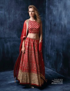 Natalia-Vodianova-Vogue-India-October-2017-Cover-Editorial03.thumb.jpg.632003bae1e6a04ac7c3e3cf08f9784a.jpg