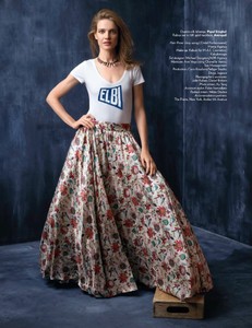 Natalia-Vodianova-Vogue-India-October-2017-Cover-Editorial04.thumb.jpg.1cfc562728d458159630897cbc8a4c77.jpg
