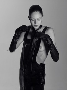 Natalie-Westling-by-Craig-McDean-for-Re-Edition-No.8-AW-2017-6.thumb.jpg.9a51518668b35f7e793dd175f8a48c3c.jpg