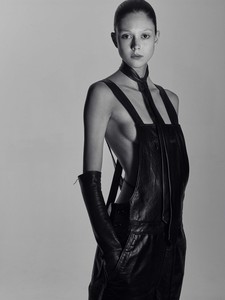 Natalie-Westling-by-Craig-McDean-for-Re-Edition-No.8-AW-2017-9.thumb.jpg.6ebda2d9a0d36144419db79221d09c2d.jpg