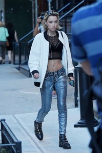 Sarah-Snyder-in-Tight-Pants--06.jpg