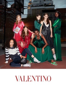 Valentino-Resort-2018-Campaign19834.thumb.jpg.e0f4067974ab8a0329717afe6871d297.jpg
